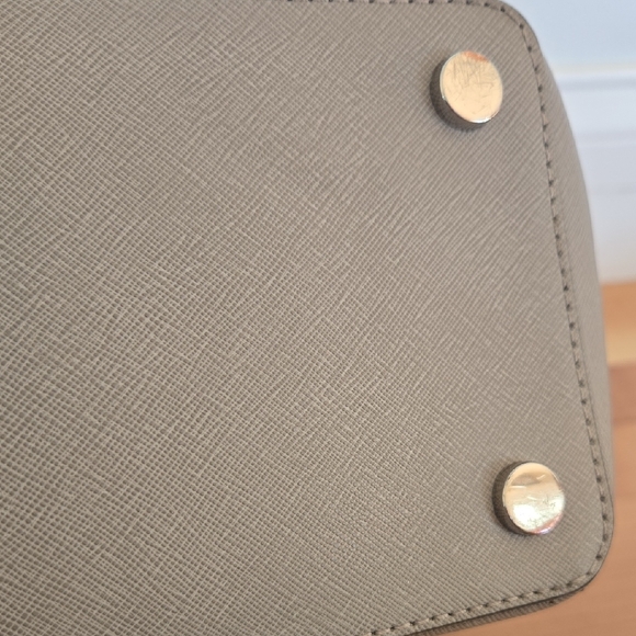 🩶 Michael Kors Light Gray Voyager Large Tote Silver Hardware - Picture 15 of 16